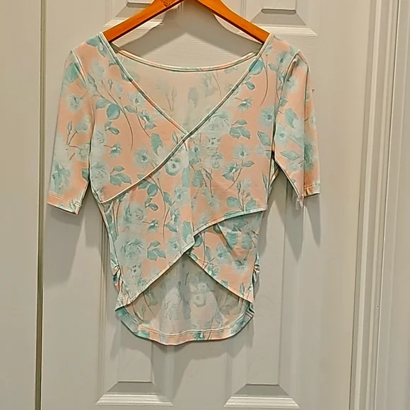 Beautiful pastel floral Guess top in size M - Picture 1 of 6